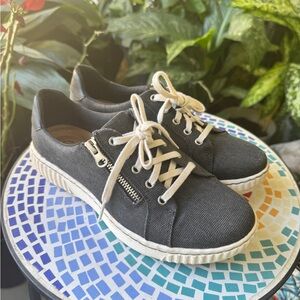 Clark’s Collection Ultimate Comfort Canvas Sneakers in black with White Laces
